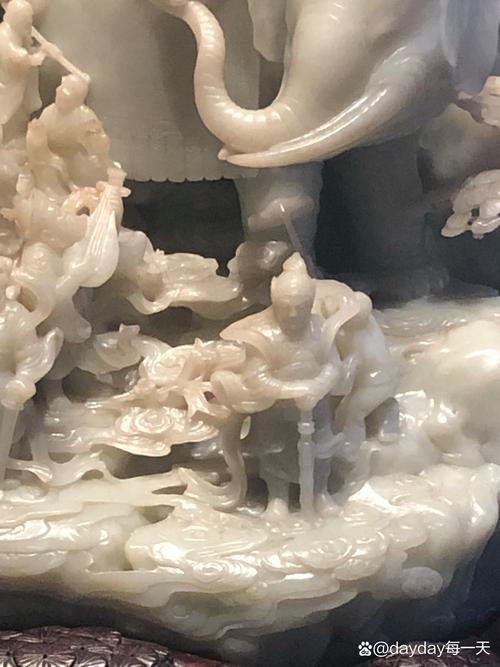 工艺美术馆展出的玉雕白玉山子《大千佛国图》是一件极为珍贵的艺术品