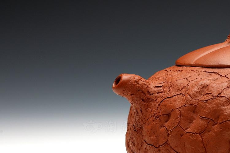 工艺美术师吴贞裕,学习陶刻与制壶,融古贯今,精于设计创作,作品多次